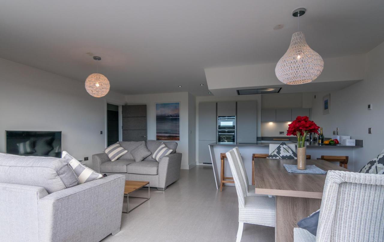 Apartment 3 Waterstone House - Sea Front Apartment, Hot Tub Tenby Exterior photo